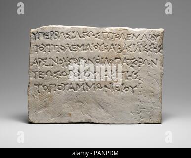 Kalksteinblock mit Widmung. Kultur: Griechisch, ptolemäischen Ägypten. Abmessungen: Insgesamt: 5 3/4 x 7 7/8 x 1 3/8 in. (14,6 x 20 x 3,5 cm). Datum: Ende 3.Jh. v. Chr.. Hingabe an Ptolemaios IV Philopator (r. 221-204 v. Chr.) und seine Schwester, Königin Arsinoe, Teos, Sohn des Horos, der eine Wache auf der Website von Ammonieion, möglicherweise der Tempel des Ammon, in der Nähe von Theben in Oberägypten. Das Stück ist nicht Bestandteil des Cesnola Collection der zypriotischen Antiquitäten. Museum: Metropolitan Museum of Art, New York, USA. Stockfoto