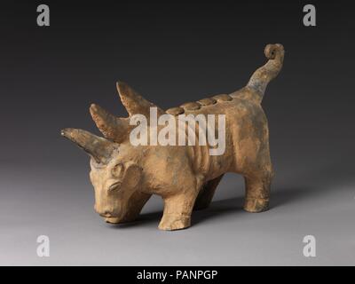 Grab Guardian Beast. Kultur: China. Abmessungen: H.10 in. (25,4 cm); W. 4 1/2 in. (11,4 cm); L.17 1/4 in. (43,8 cm). Museum: Metropolitan Museum of Art, New York, USA. Stockfoto