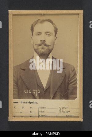 Bertani. Orsini. 24 ou 25 ans, né à Florence (Italie). Sans Beruf. Anarchiste. 18/03/94. Artist: Alphonse Bertillon (Französisch, 1853-1914). Abmessungen: 10,5 x 7 x 0,5 cm (4 1/8 x 2 3/4 x 3/16 in.). Datum: 1894. In einer vornehmen Familie der Wissenschaftler und Statistiker Bertillon geboren, begann seine Karriere als Sekretärin in der Kennzeichnung Bureau der Pariser Präfektur der Polizei in 1879. Mit der Aufrechterhaltung der zuverlässige Polizei Aufzeichnungen von Straftätern betraut, entwickelte er die erste moderne System der strafrechtlichen Ermittlung. Das System, das als Bertillonage bekannt wurde, hatte drei Komponenten: Anthropome Stockfoto