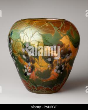 Vase. Kultur: American. Designer: Das von Louis Comfort Tiffany (American, New York 1848-1933 New York). Abmessungen: 8 1/8 x 8 1/8 in. (20,6 cm). Teekocher: Tiffany Studios (1902-32). Hersteller: zu Tiffany Glas und dekorieren Firma (American, 1892-1902) oder zugeschrieben. Datum: 1902-3. Museum: Metropolitan Museum of Art, New York, USA. Stockfoto