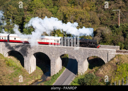 BR Standard Class 4 80104 Dampflokomotive auf einer Brücke in Corfe Castle auf der historischen Swanage Bahnlinie - eine beliebte Touristenattraktion, Großbritannien Stockfoto