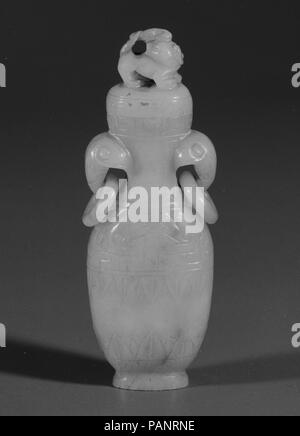 Überdachte Vase. Kultur: China. Abmessungen: H. 3 1/4 in. (8,3 cm); Gr. W. 1 1/4 in. (3.2 cm). Datum: 20. Museum: Metropolitan Museum of Art, New York, USA. Stockfoto