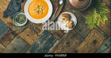 Herbst Kürbis creme Suppe mit Croutons und Samen, breiten Zusammensetzung Stockfoto