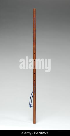 Yuping Xiao. Kultur: Chinesen. Abmessungen: Höhe: 25 9/16 in. (65 cm) Durchmesser: 5,1 cm. (1,4 cm). Schöpfer: Chih-shan-Zheng (Chinesisch, 1814-1892). Datum: Ca. 1890. Die Yuping Xiao, ein Ende geblasene Flöte aus der Provinz Guizhou (süd-west China), ein weicher, feiner Klang als robuster klingende Versionen in Ensembles eingesetzt. Diese Qualitäten, mit der Gelehrte Instrumente verbunden sind, machen es geeignet für Solo spielen oder für Duette mit den Qin (Fretless lange Zither). Einige Xiao wie dieser haben Gedichte auf Ihnen eingeschrieben ist. Museum: Metropolitan Museum of Art, New York, USA. Stockfoto