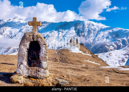 Kreuz vor der Gergeti Trinity Church, Gergeti, Georgien Stockfoto