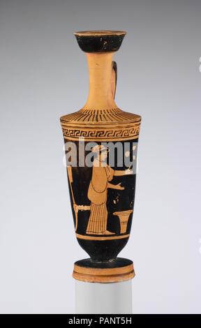 Terrakotta lekythos (Öl Flasche). Kultur: Griechisch, Dachboden. Abmessungen: H.6 1/2 in. (16,5 cm); Durchmesser 2 1/8 in. (5,4 cm). Datum: 2. Quartal 5. Jahrhundert v. Chr.. Die Frau die Szene hier Jonglieren ergänzt die auf einem in der Nähe von lekythos ausgestellt, in dem der Jonglage, Frau sitzt. Die Präsenz der kalathos (Wolle Warenkorb) schlägt vor, dass die Frau, die das spielen mit Bällen aus Wolle sein kann. Museum: Metropolitan Museum of Art, New York, USA. Stockfoto