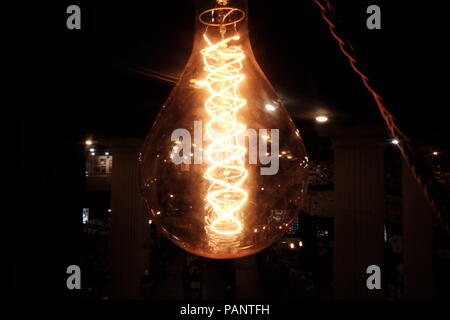 Glühbirne, die im Dunkeln leuchten Stockfoto