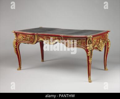 Schreiben Tabelle (bureau Plat"). Kultur: Französisch, Paris. Abmessungen: H. 31-3/4 x W. 69-1/4 x D 36. (80,6 x 175,9 x 91,4 cm). Hersteller: Gilles Joubert (Französisch, Ca. 1689-1775). Datum: 1759. In seinem Hilfreiche Tipps für Jene, die die Tour in Frankreich, das 1768 erschien, Philip Thicknesse (1719-1792) die Meinung, dass Louis XV ein viel besseres Land Gentleman als einem souveränen Fürsten gemacht hätte, denn er liebte die Umlenkung der Land leben und selten ging nach Paris.[1] Es ist nicht verwunderlich, dass der König viel seiner Zeit in Versailles, wo tägliche Geschäft in geleitet wurde, ausgedrückt Stockfoto