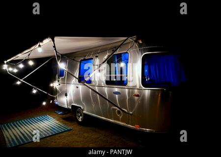 Airstream Reisen Sport Trailer in der Nacht mit den Lichtern an Stockfoto