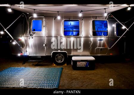 Airstream Reisen Sport Trailer in der Nacht mit den Lichtern an Stockfoto