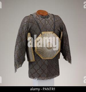 Cuirass (Char Aina) mit E-Mail Shirt. Kultur: Cuirass, Iranische; mail Shirt, iranische oder indische. Abmessungen: Cuirass Gewicht, 6 lb. 8 oz. (2948 g). Datum: Cuirass 17. Anfang des 18. Jahrhunderts; mail Shirt, 19. Dieses außergewöhnlich fein Cuirass von Tiegel ("verwässert") Stahl ist ungewöhnlich in der Verwendung von achteckigen Platten decroated mit Riffelung. Die Kanten und zentralen Chefs sind in Gold mit koranischen Inschriften damascened. Iranische und Indische brustpanzern dieses 4-platte Bau in der Persischen als char Aina bekannt sind, mit "vier Spiegel." Der Begriff schlägt die talismanic Wert der Spiegel für abstoßende e Stockfoto