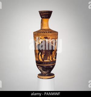 Terrakotta lekythos (Öl Flasche). Kultur: Griechisch, Dachboden. Abmessungen: H.7 7/8 in. (20 cm). Datum: 1. Quartal 5. Jahrhundert v. Chr.. Aufopfernder Prozession mit Stier und drei Frauen. Museum: Metropolitan Museum of Art, New York, USA. Stockfoto