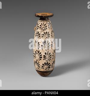 Terrakotta vase alabastron (Parfüm). Kultur: Griechisch, Dachboden. Abmessungen: H.: 6. (15,2 cm). Datum: Ca. 510-500 v. Chr.. Palmetten Es handelt sich um eine Gruppe von weißen Masse alabastra mit einem roten - Abbildung workshop verbunden. Einfach die Dekoration werden kann, ist auch die präzise Platzierung und Ausführung der palmetten geben die Arbeit großer Eleganz. Museum: Metropolitan Museum of Art, New York, USA. Stockfoto