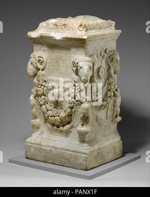 Grabkunst Marmor Altar. Kultur: Roman. Abmessungen: H 31 cm. (80,7 cm). Datum: Ca. 14-68 N.CHR.. Die Inschrift erinnert an eine bestimmte Q.Fabius Diogenes und Fabia Primigenia, die zusammen für 40 lebten - sieben Jahre, und erzählt, dass der Altar eingerichtet wurde durch seine freedmen, freedwomen und Haushalt Slaves. Diogenes selbst war vermutlich eine befreite Sklaven, der einen gewissen Wohlstand und Position erworben hatte. Dies ist in der Ornamentik des Altars, das ist eine absichtliche Echo von Bildmaterial im kaiserlichen Kunst der Julio-Claudian Zeitraum wider. Die schweren Girlande aus den Köpfen Rams' ausgesetzt leitet sich aus Stockfoto