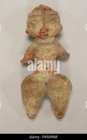 Weibliche Figur. Kultur: Tlatilco. Abmessungen: H.2 15/16 in. (7,4 cm). Datum: 12. bis 9. Jahrhundert v. Chr.. Diese solide, von Hand modelliert Keramik Figur ist Buff in Farbe und mit einem roten Farbstoff gemalt. Sie hat bauchigen Schenkel und verkümmert, gespreizte Arme und ein Paar lange Zöpfe erstreckt sich ihr zurück. Obwohl Nabel des Abbildung, Mund, und das rechte Ohr erscheinen durchbohrt zu sein (vielleicht mit abnehmbaren Schmuck support), ihre einzige Verzierung ist ein Spiralkabel Halskette, den dicken Konturen des Halses entspricht. Etwa drei Jahrtausende im Tal von Mexiko geformt, die Figur gehört zu einer Gruppe von keramischen effi Stockfoto