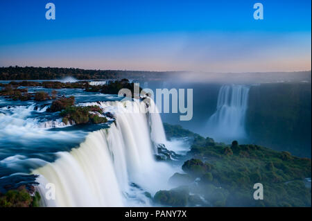 Iguaçu Wasserfälle von oben nach unten gesehen Stockfoto