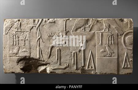 Relief Block mit dem Namen von AMENEMHAT I und Senwosret I. Abmessungen: H 37,5 cm (14 3/4 in.); W. 88 cm (34 5/8 in.); D., 13 cm (5 1/8 in.). Dynastie: Dynasty 12. Herrschaft: Herrschaft von AMENEMHAT I (koregentschaft mit Senwosret I.?). Datum: Ca. 1962-1952 v. Chr.. Auf diese Entlastung, König Senwosret I. die Namen auf der linken Seite und von König amenemhat I auf der rechten Seite. Die Erleichterung war ursprünglich Teil eines Bausteins, getrennt zwei Zimmer in einem Tempel zu AMENEMHAT I In diesen Szenen gewidmet, er war als lebende König von seinem Sohn Senwosret I., der auch als herrschenden Pharao dargestellt wurde angesprochen. Die Darstellungen zeigen eine Stockfoto