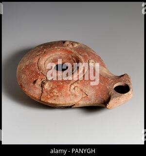 Terrakotta Öllampe. Kultur: griechischen oder römischen. Abmessungen: Insgesamt: 1 in., 3,3 cm (2,5 x 3,3 cm). Museum: Metropolitan Museum of Art, New York, USA. Stockfoto