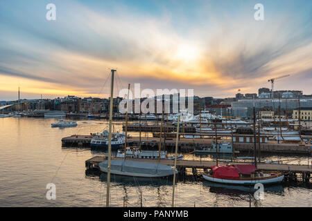 Oslo Sonnenuntergang Skyline der Stadt am Hafen von Oslo, Oslo, Norwegen Stockfoto