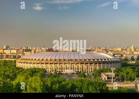 Moskau, Russland - 14. MAI 2018: Moskau City Skyline bei Luzhniki Stadion Blick von Sparrow Hill, Moskau, Russland Stockfoto