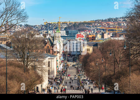 OSLO, Norwegen - 6. APRIL 2018: Oslo City Skyline bei der Karl Johans Gate, der berühmten Einkaufsstraße von Oslo, Norwegen Stockfoto