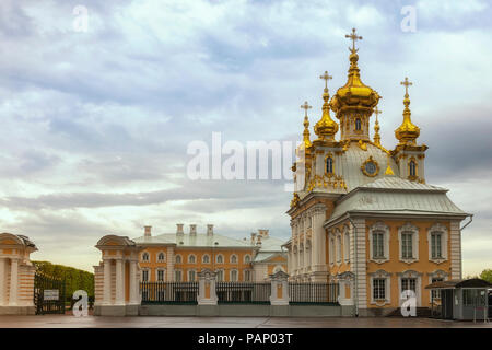 Sankt Petersburg, Russland - 16. MAI 2018: Skyline am oberen Garten von Schloss Peterhof, Sankt Petersburg, Russland Stockfoto