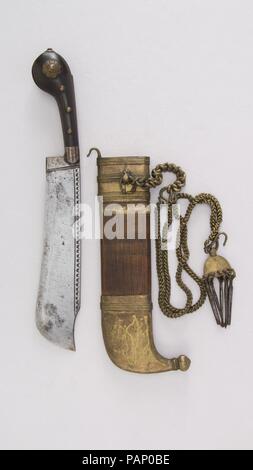 Messer (Pichangatti) mit Scheide. Kultur: Indisch, Kodagu (coorg). Abmessungen: H. mit Scheide 12 1/4 in. (31,1 cm); H. ohne Scheide 11 cm. (28,6 cm); W. 1 3/4 in. (4,5 cm); Wt. 10.5 oz. (297,7 g); Gew. der Ummantelung 8.7 oz. (246.6 g). Datum: 18. bis 19. Jahrhundert. Museum: Metropolitan Museum of Art, New York, USA. Stockfoto