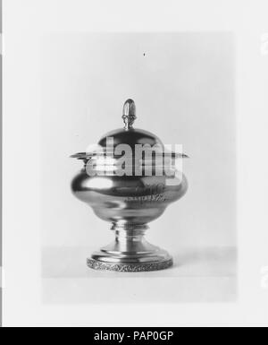 Sugar Bowl. Kultur: American. Abmessungen: Insgesamt: 9 1/8 x 6 9/16 in. (23,2 x 16,7 cm); 28 oz. 12 dwt. (890.1 g) Fuß: Diam. 4 3/4 in. (12,1 cm) Körper: H. 6 1/8 in. (15,6 cm), 20 oz. 9 dwt. (636.4 g) Umschlag: 3 3/16 x 5 7/8 in. (8,1 x 14,9 cm); 8 oz. 3 dwt. (239.9 g). Hersteller: Taylor und Lawrie (1837-62). Einzelhändler: Bailey und Küche (aktive Ca. 1833-46). Datum: Ca. 1840. Museum: Metropolitan Museum of Art, New York, USA. Stockfoto