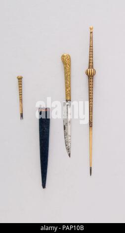 Messer (Piha Kaetta) mit Stift, Vorstecher, und Mantel. Kultur: Sri Lankan. Abmessungen: Messer (a); H. mit Scheide 11. (27,9 cm); H. ohne Ummantelung 6 5/8 in. (16,8 cm); W. 5/8 in. (1,6 cm); Wt. 1.3 oz. (36,9 g), Hülse (b); Wt. 0,2 oz. (5,7 g) und Stift (C); L.9 1/2 in. (24,1 cm); W. 5/8 in. (1,6 cm); Wt. 2 oz. (56,7 g); Pfriem (d); L. 2 3/4 in. (7 cm); W. 3/8 in. (1 cm); Wt. 0,4 oz. (11.3 g) L. 6 5/8 in. (16,8 cm); Stift L. 9 7/16 in. (24,0 cm); Vorstecher L. 2 3/4 in. (7,0 cm) H. mit Scheide. (Cm); H. ohne Ummantelung in. (Cm); W. in. (Cm); Wt. oz. (G); Wt. des Mantels oz. (G). Datum: 18.-19 Stockfoto