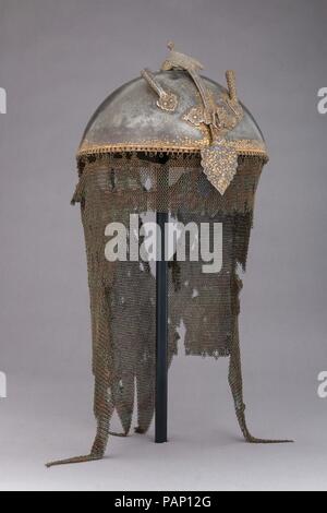 Helm, Cuirass, und ein Paar Arm Verteidigung. Kultur: Persisch. Abmessungen: H. einschließlich Mail 19. (48,3 cm); H. einschließlich nasale 9. (22,9 cm); H. ohne Mail und nasale 5 in. (12,7 cm); W. 7 3/4 in. (19,7 cm); D.8 1/4 in. (21 cm); Wt. 2 lb. 1.9 oz. (961 g). Datum: 17.-18.Jahrhundert. Museum: Metropolitan Museum of Art, New York, USA. Stockfoto