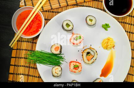 Sushi, japanische Speisen. Sushi rollen. Sushi Menü. Flaches Design Ansicht von Oben Stockfoto