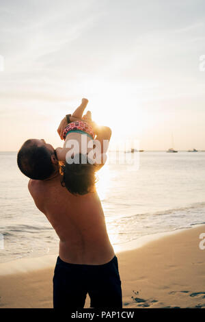 Thailand, Koh Lanta, Vater mit seiner kleinen Tochter am Strand bei Sonnenuntergang Stockfoto