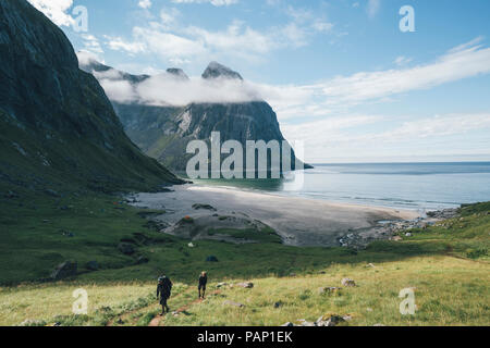 Norwegen, Lofoten, Moskenesoy, junge Männer Wandern am Strand von kvalvika Stockfoto