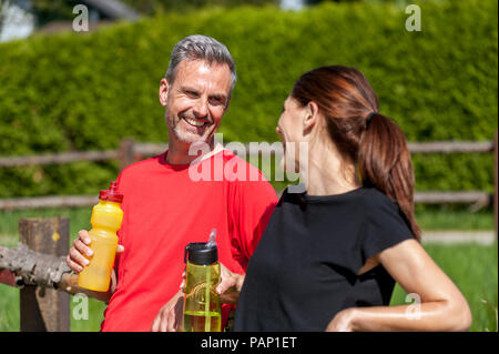 Paar beim Kühlen Pause Stockfoto