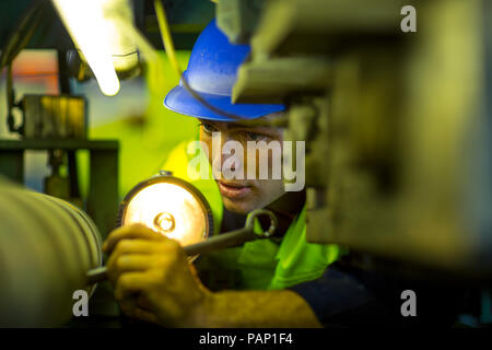 Ingenieur in industriellen Anlagen Inspektion von Maschinen Stockfoto