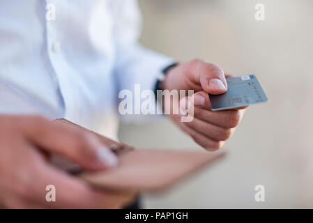 Nahaufnahme des Kaufmanns holding Kreditkarte Stockfoto