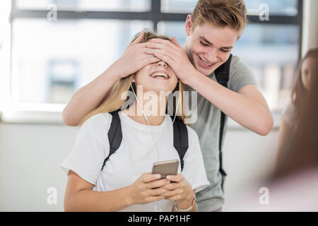 Boy, Girl's Augen in der Schule Stockfoto