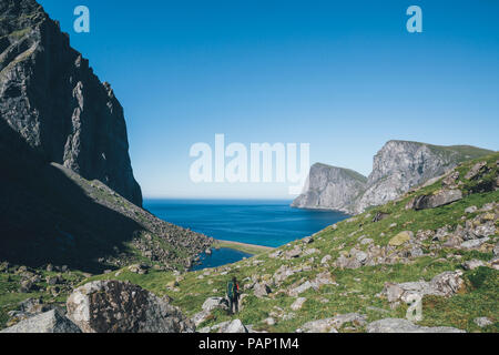 Norwegen, Lofoten, Moskenesoy, junger Mann Wandern am Strand von kvalvika Stockfoto