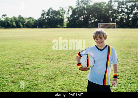 Junge tragen Deutsche Fussball Shirt, Fussball Stockfoto