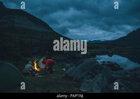 Norwegen, Lofoten, Moskenesoy, junge Männer, Camping in Selfjord Stockfoto