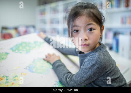 Portrait von Schulmädchen mit Buch in der Schule Stockfoto