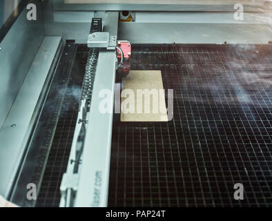 Laser Cutter schneiden Holz Spanplatte Stockfoto