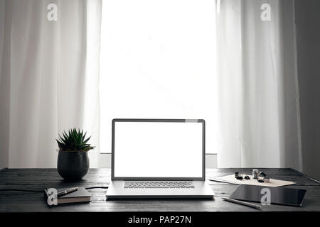 Modernes Büro mit Laptop und einer Tablette auf Schreibtisch Stockfoto