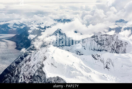 USA, Alaska, Denali Nationalpark, Luftaufnahme von Bergen und Gletschern. Stockfoto