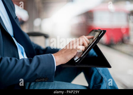 Nahaufnahme der Geschäftsmann an der Station mit Tablet Stockfoto