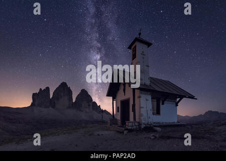 Italien, Sextner Dolomiten, die Drei Zinnen, Naturpark Tre Cime, Cappella degli Alpini bei Nacht Stockfoto