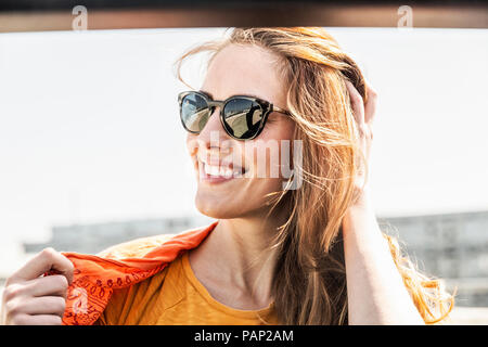 Porträt der lächelnde Frau Sonnenbrille tragen Stockfoto