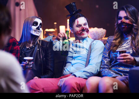 Freunde Spaß haben große Halloween Party Stockfoto