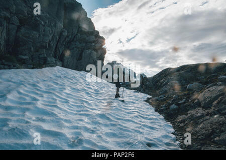 Norwegen, Lofoten, Moskenesoy, junger Mann in den Bergen wandern Stockfoto