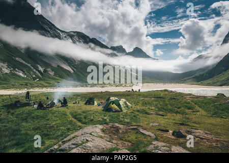 Norwegen, Lofoten, Moskenesoy, junge Männer Camping am Strand Horseid Stockfoto